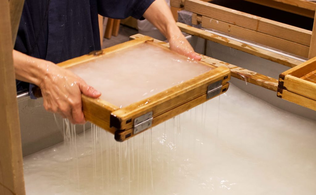 My experience of making washi paper during the workshop at Ozu Washi