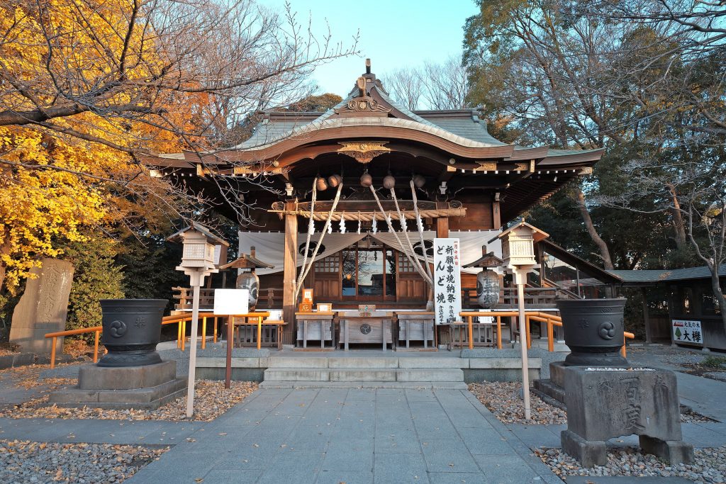 Chinju Hikawa Shrine, a small and magnificent shrine has been watching the locals over 700 years