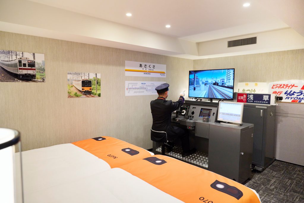 A must for train lovers. A room with a full-scale Tobu Railway driving simulator is now available at the Asakusa Tobu Hotel!